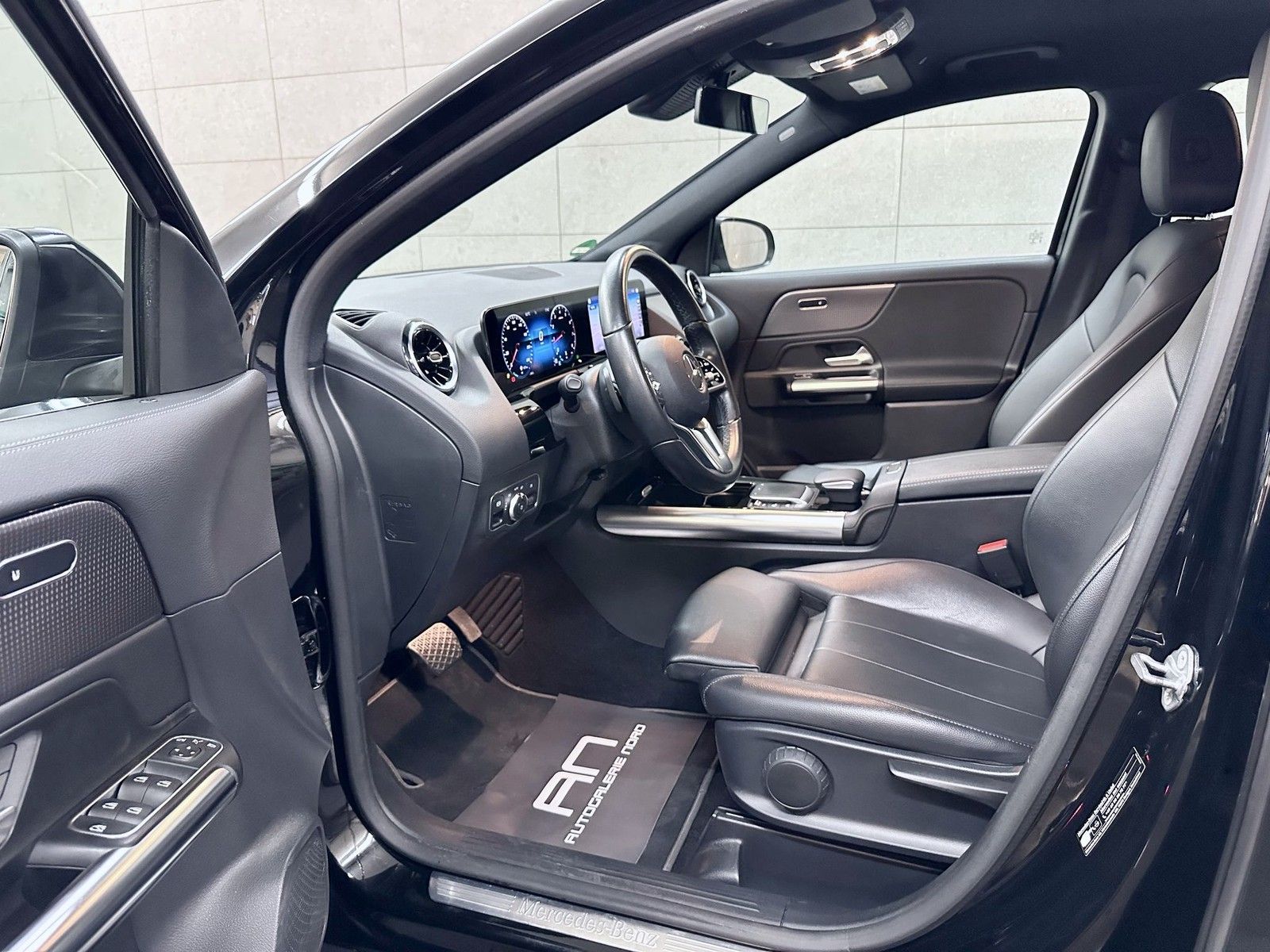 Mercedes-Benz GLA 180 GLA 180 Aut. Navi+LED+Leder+BusinessPaket
