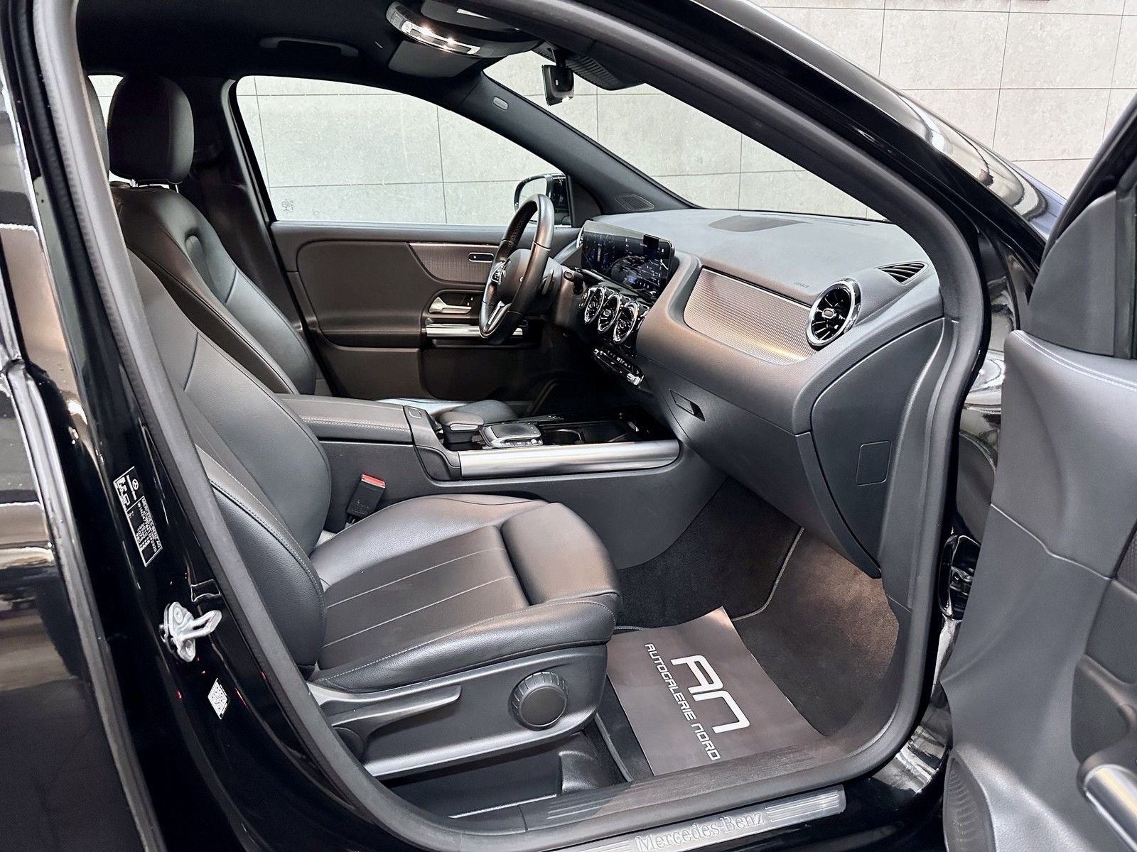 Mercedes-Benz GLA 180 GLA 180 Aut. Navi+LED+Leder+BusinessPaket