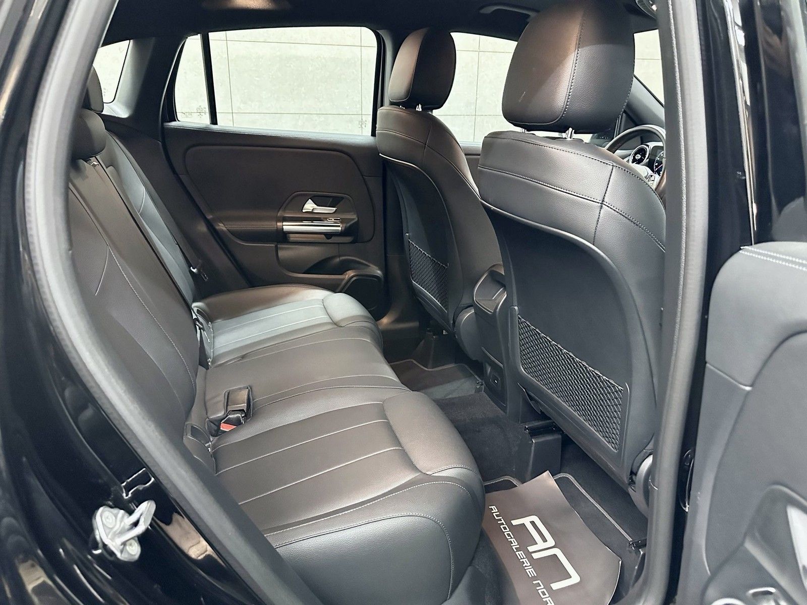 Mercedes-Benz GLA 180 GLA 180 Aut. Navi+LED+Leder+BusinessPaket
