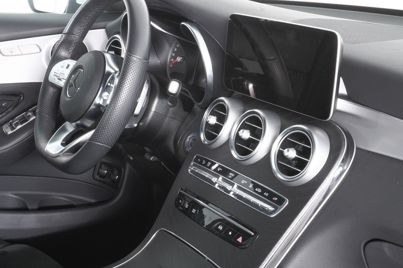 Mercedes-Benz GLC 300 GLC 300 e 4Matic Kamera AHK Business AMG LED