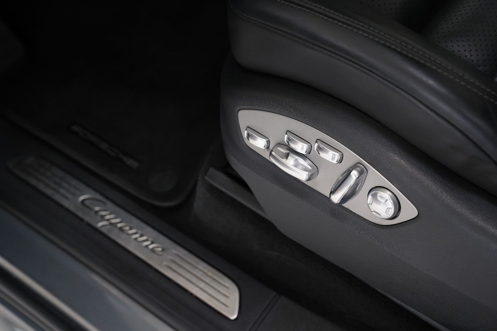 Porsche Cayenne Cayenne 3.0d Pano SportDesign AHK PASM BOSE®