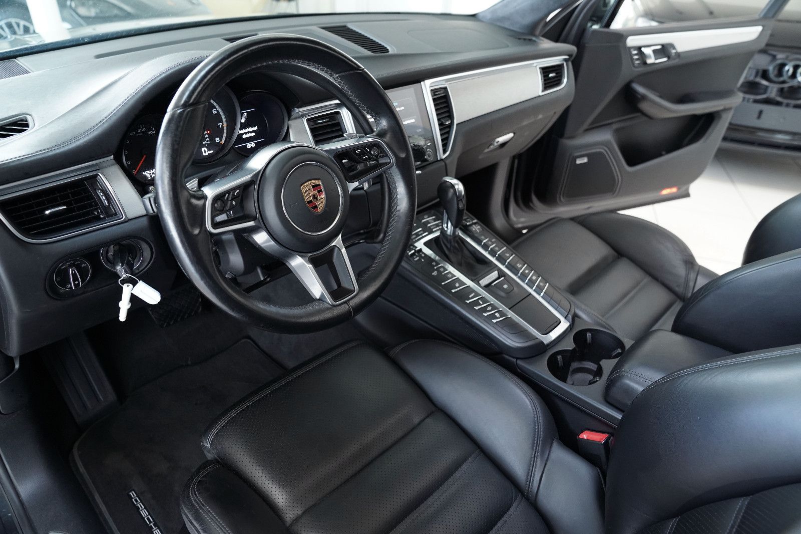 Porsche Macan Macan Turbo SportDesign Rollstuhlfahrer Umbau