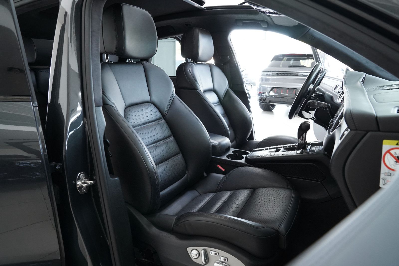 Porsche Macan Macan Turbo SportDesign Rollstuhlfahrer Umbau