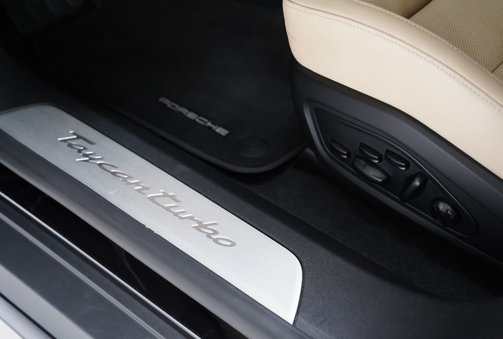 Porsche Taycan Taycan Turbo Beifahrerdisplay Matrix SportDesign