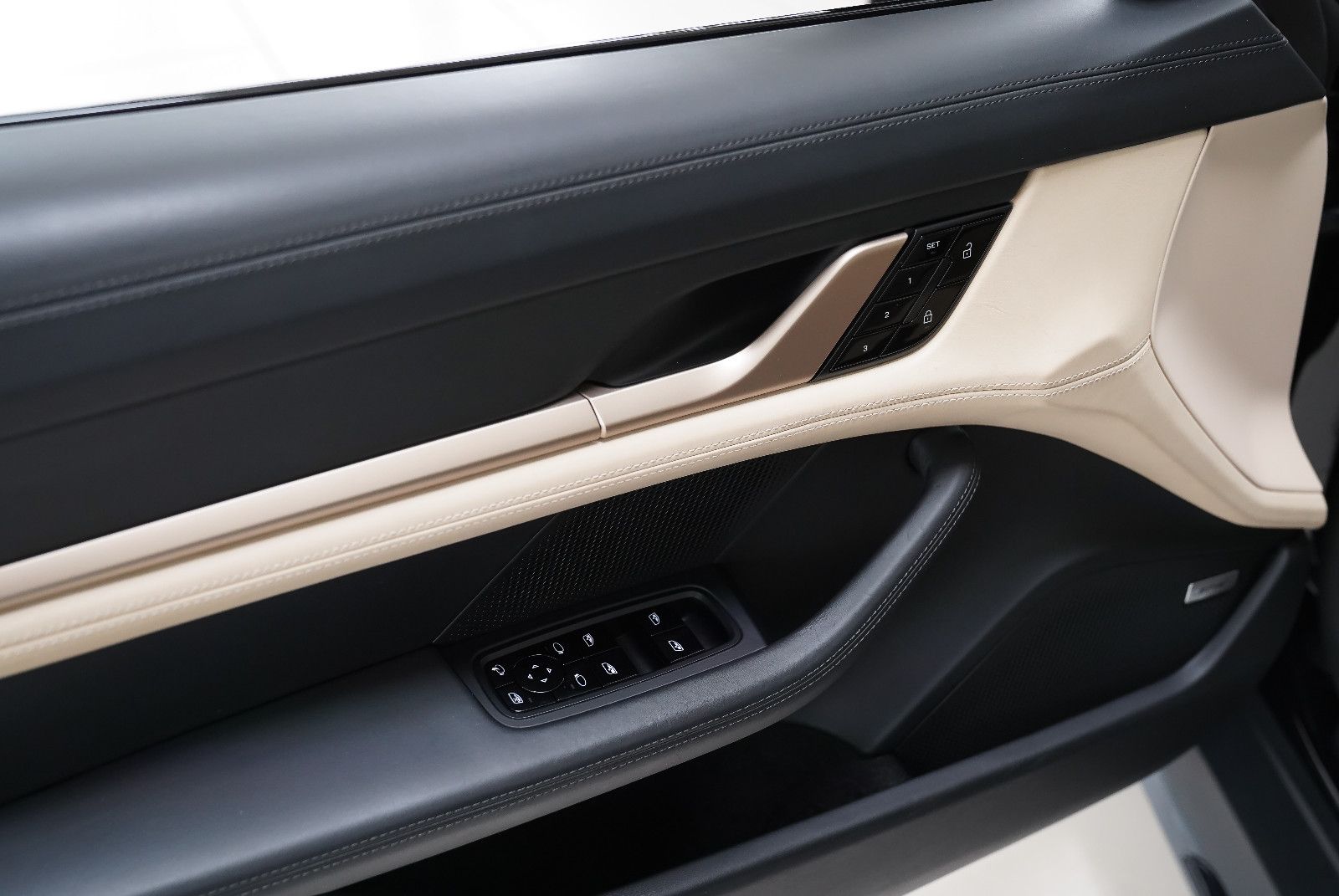 Porsche Taycan Taycan Turbo Beifahrerdisplay Matrix SportDesign