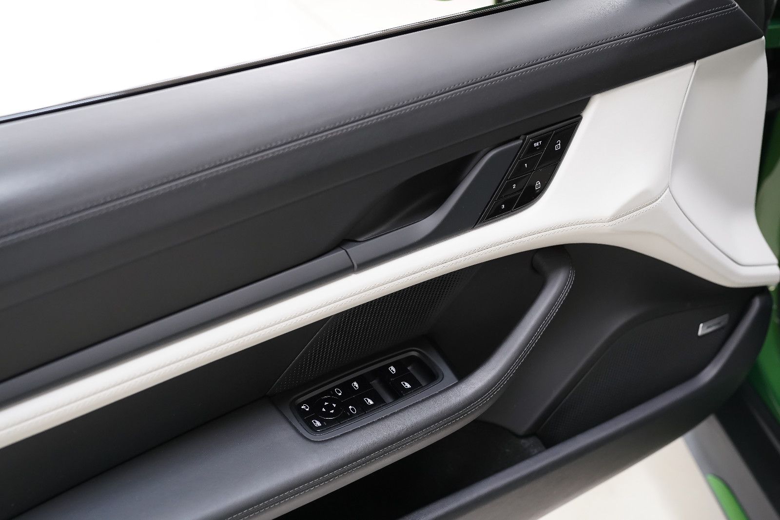Porsche Taycan Taycan Turbo SportDesin Pano Vierradl InoDr