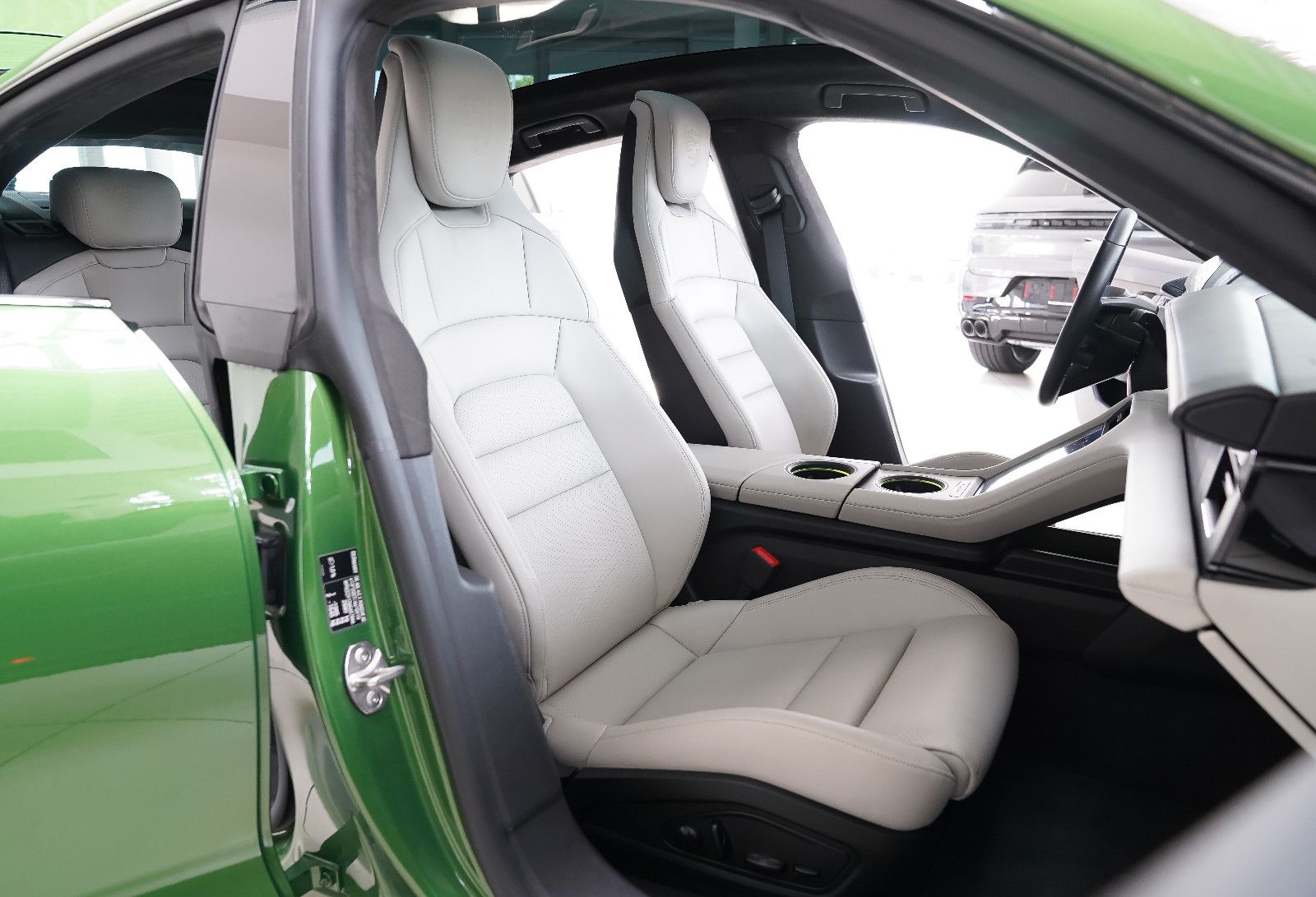 Porsche Taycan Taycan Turbo SportDesin Pano Vierradl InoDr
