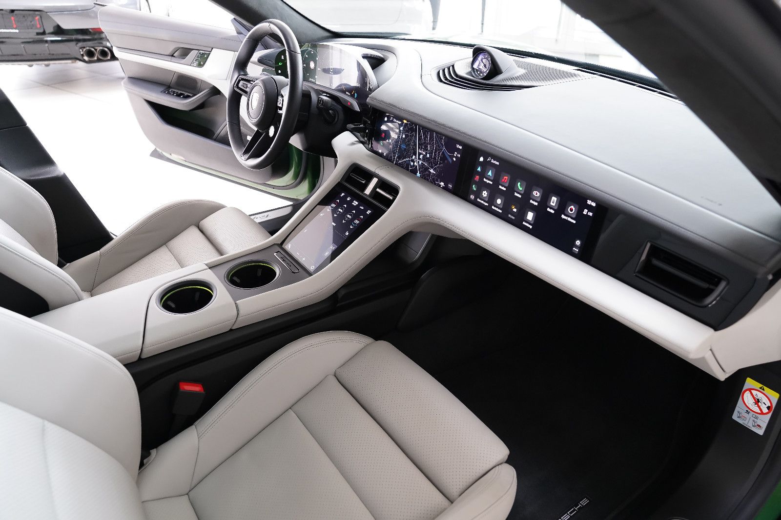 Porsche Taycan Taycan Turbo SportDesin Pano Vierradl InoDr