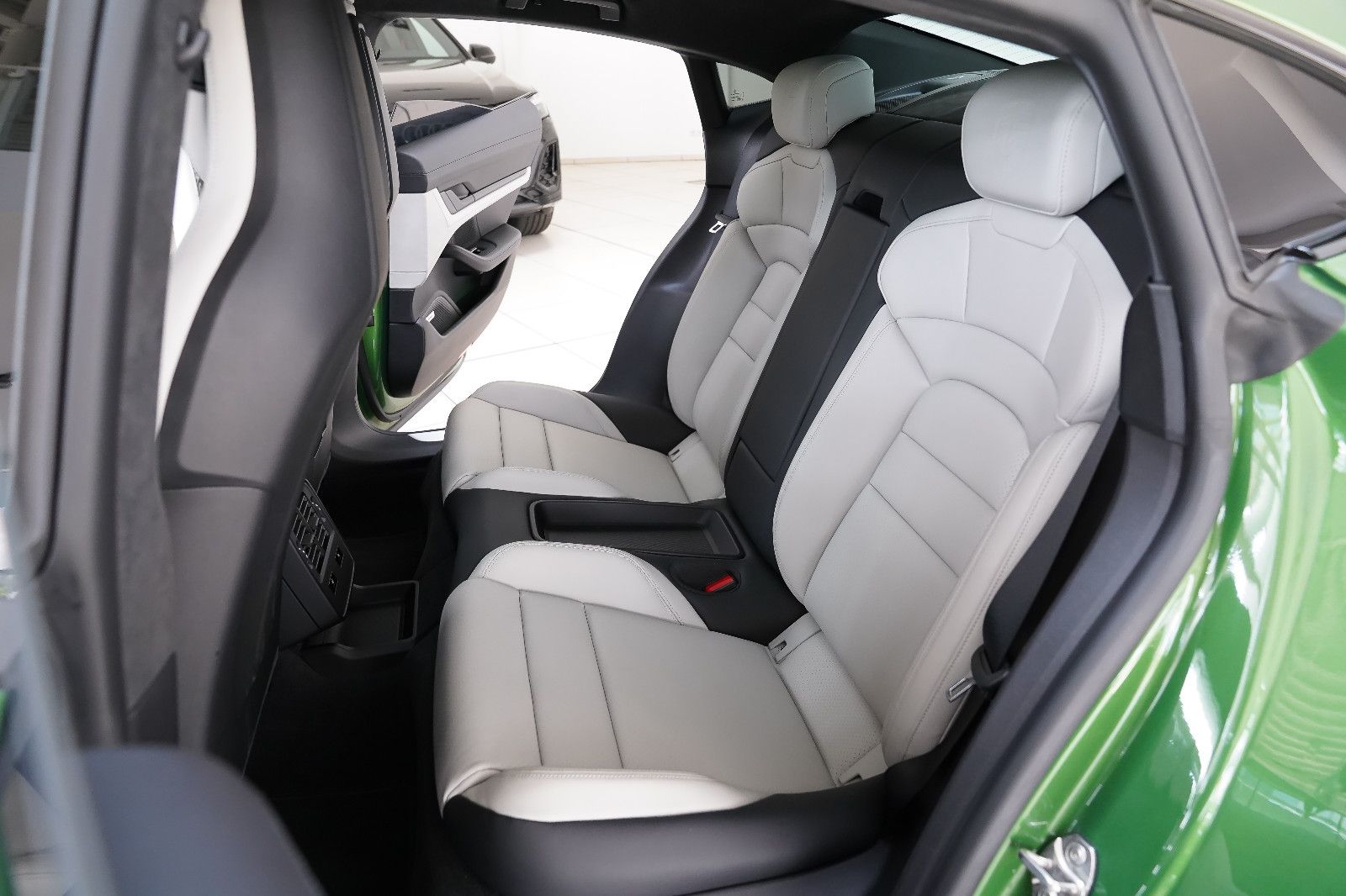 Porsche Taycan Taycan Turbo SportDesin Pano Vierradl InoDr