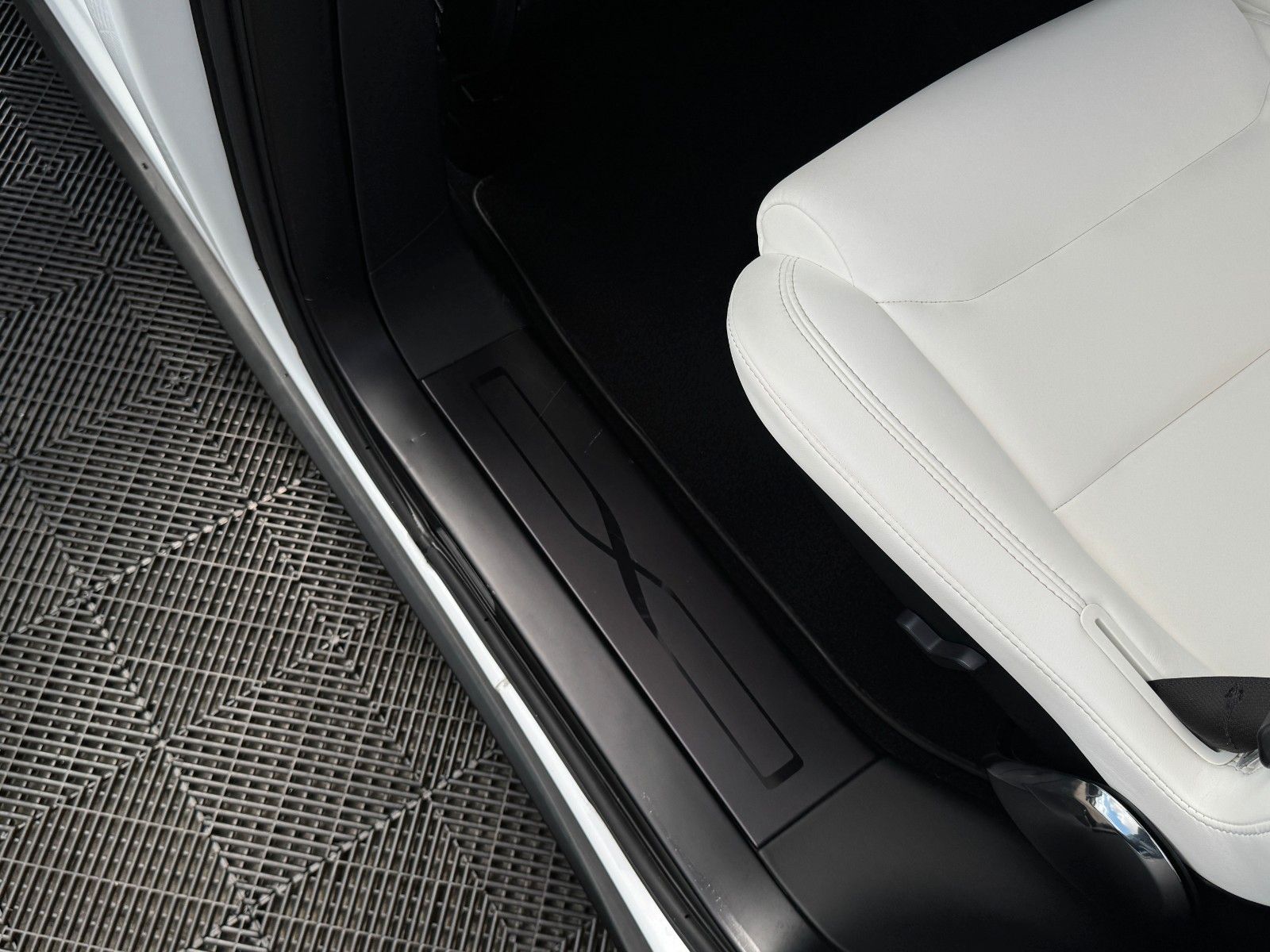 Tesla Model X MODEL X 100D | CCS | WHITE SEAT | 7SEATER |