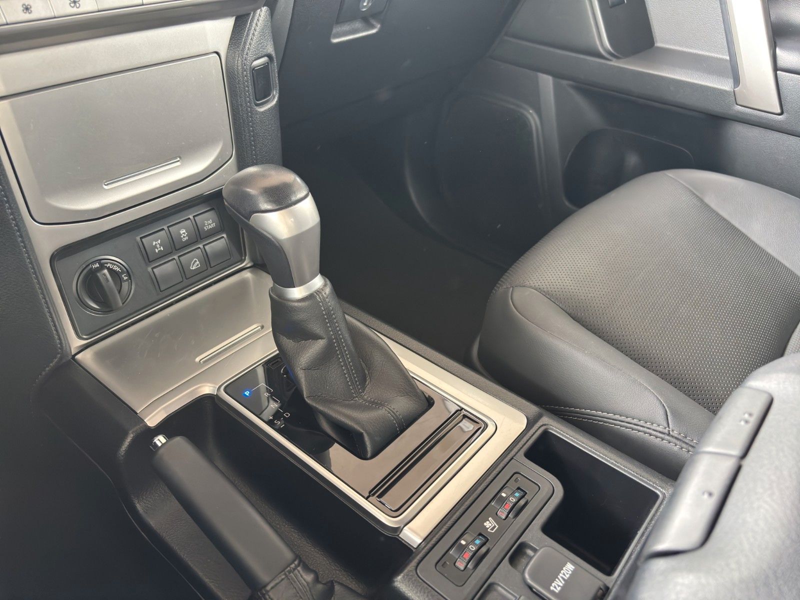 Toyota Land Cruiser Land Cruiser Luxury Leder Sitzlüftung CarPlay