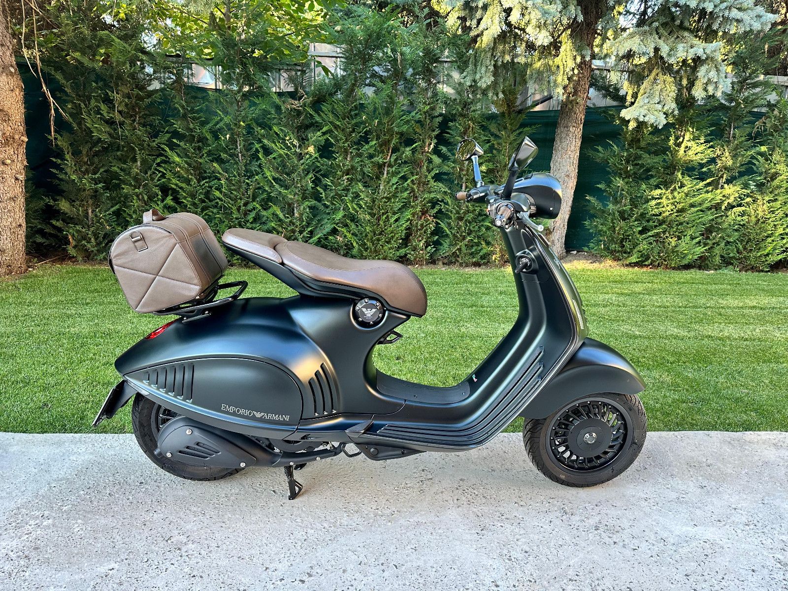 Vespa 946/ EMPORIO ARMANI/N:0775