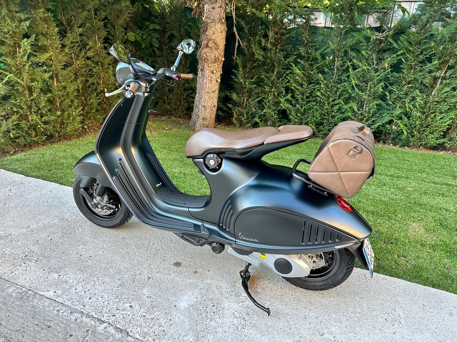 Vespa 946/ EMPORIO ARMANI/N:0775