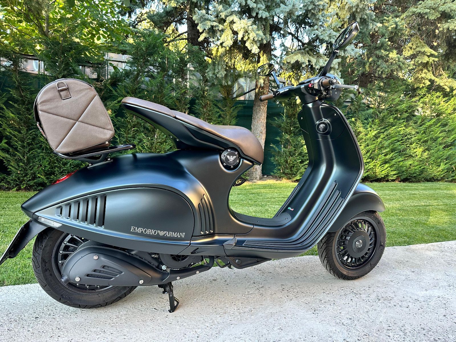 Vespa 946/ EMPORIO ARMANI/N:0775