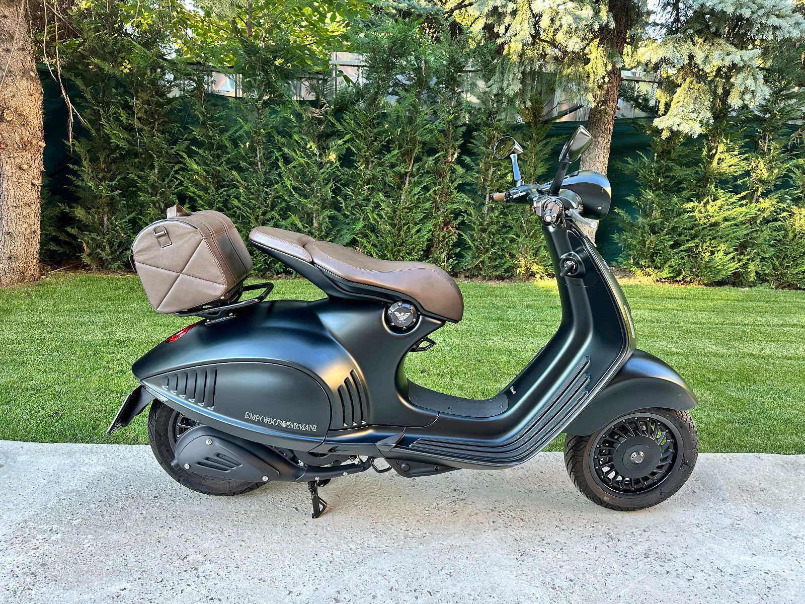 Vespa 946/ EMPORIO ARMANI/N:0775
