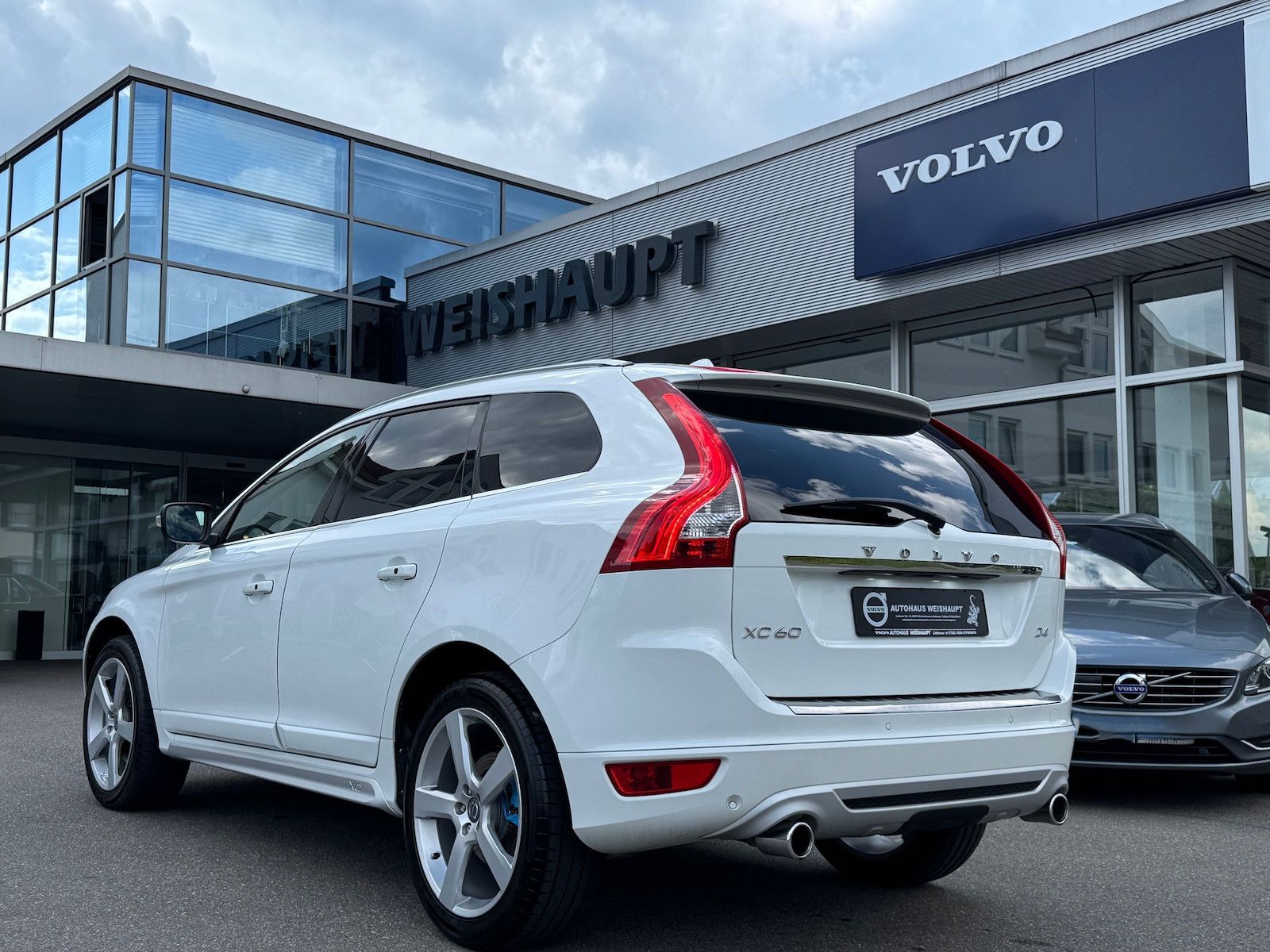 Volvo XC60 XC60 D4*R-Design*2WD*Xenon*Navi*PDC*elektr.Sitze