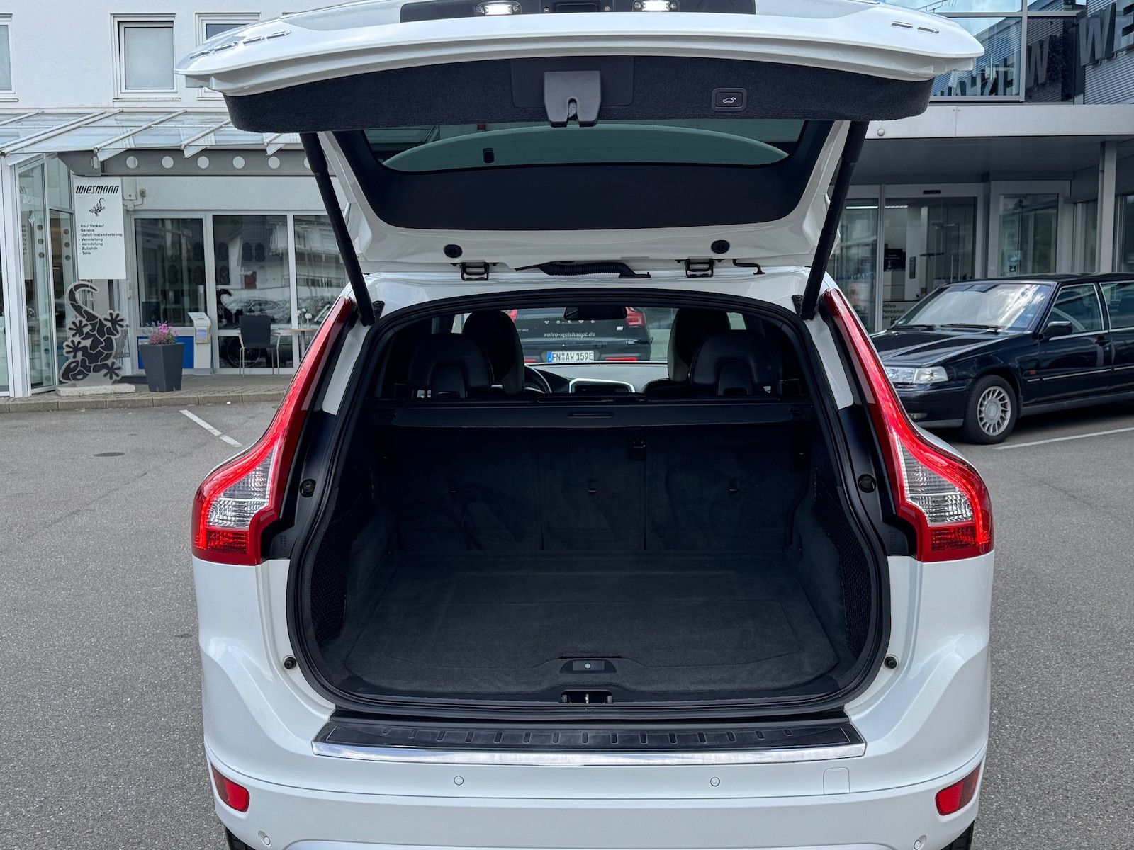 Volvo XC60 XC60 D4*R-Design*2WD*Xenon*Navi*PDC*elektr.Sitze