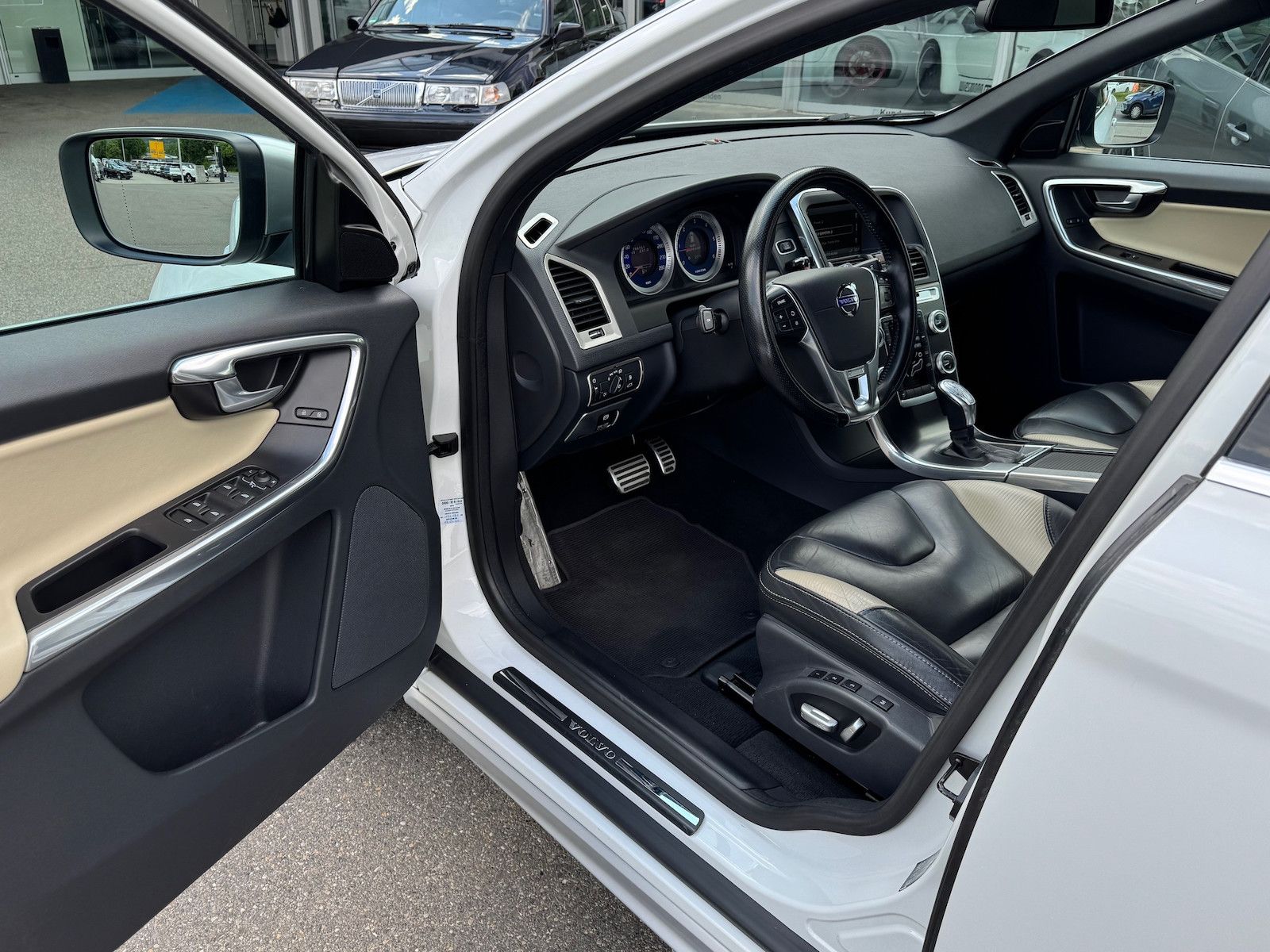 Volvo XC60 XC60 D4*R-Design*2WD*Xenon*Navi*PDC*elektr.Sitze