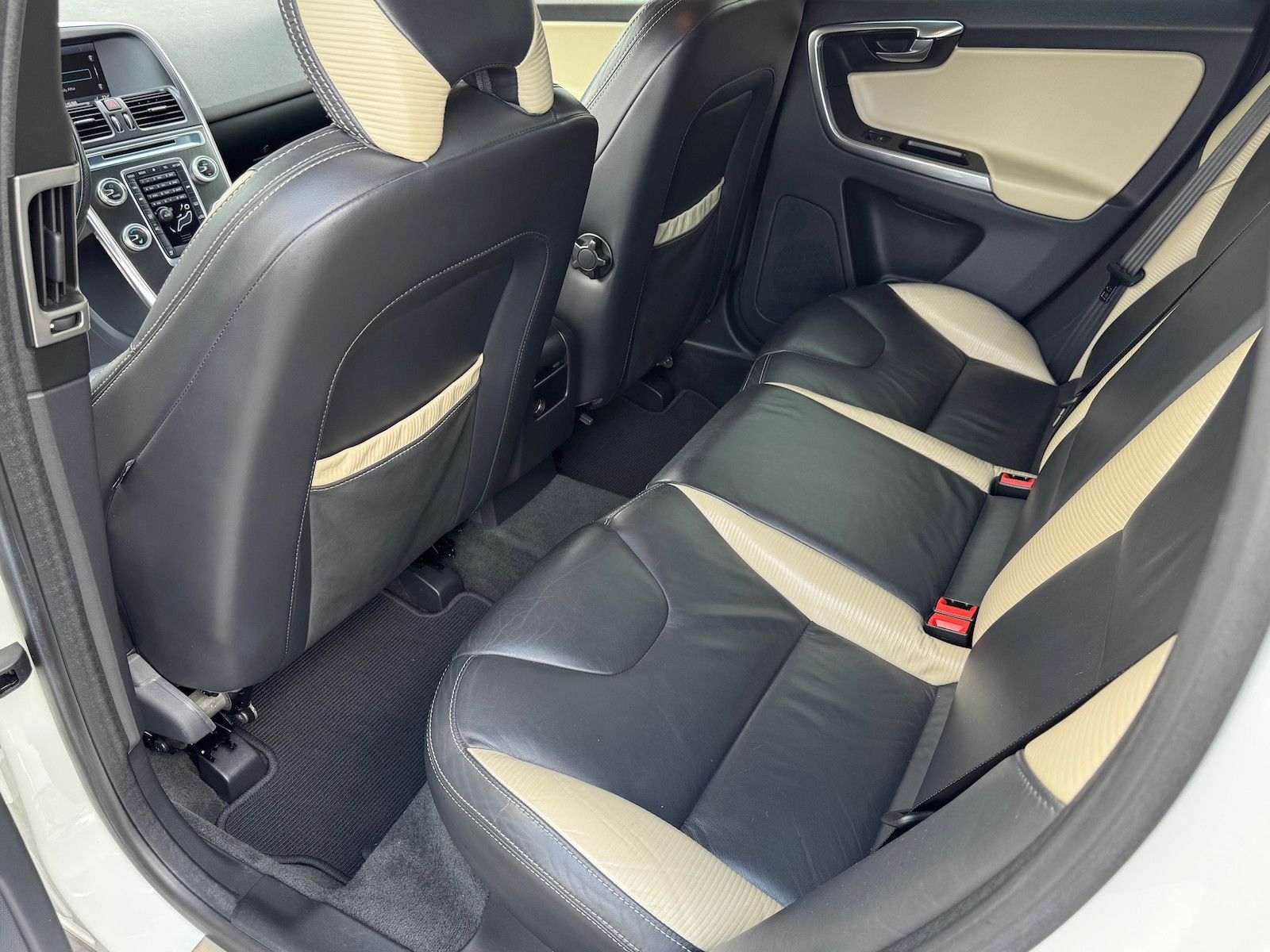 Volvo XC60 XC60 D4*R-Design*2WD*Xenon*Navi*PDC*elektr.Sitze