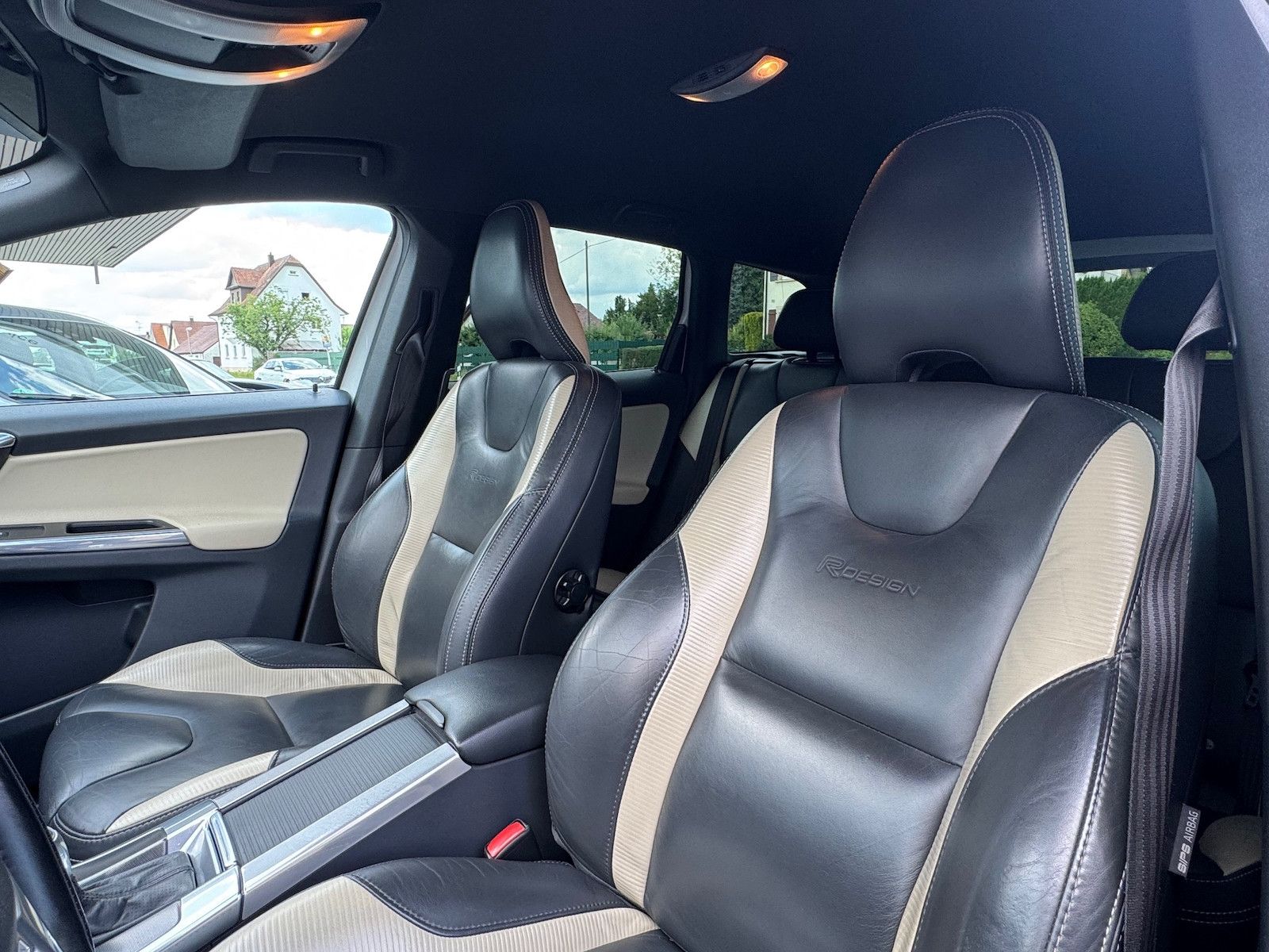 Volvo XC60 XC60 D4*R-Design*2WD*Xenon*Navi*PDC*elektr.Sitze